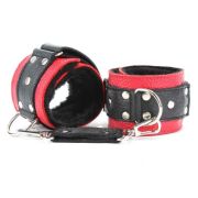 Красно-чёрные кожаные наручники с меховым подкладом